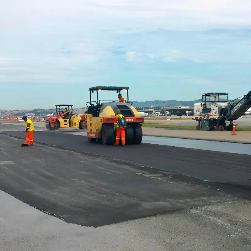 Aplicação de asfalto em pista de aeroporto