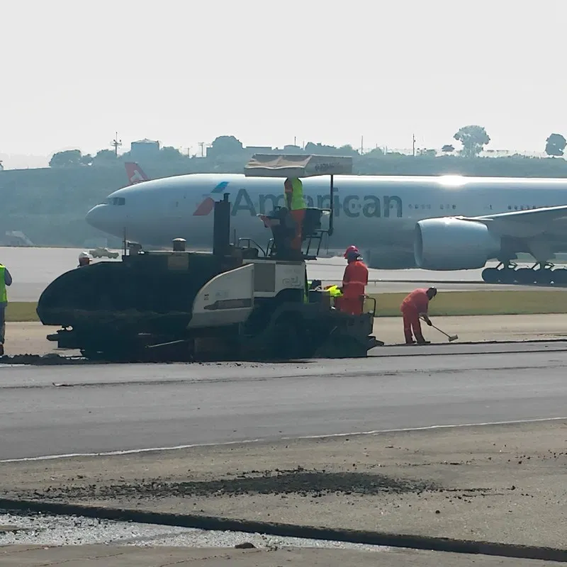 Fresamento da pista de um aeroporto