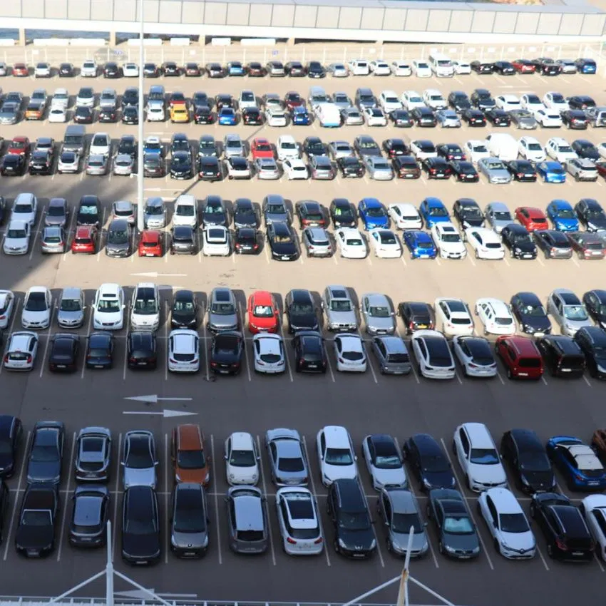 Estacionamento de carros totalmente cheio de veículos